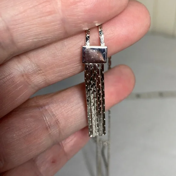 Petite and dainty silvertone Avon necklace - Picture 6 of 6